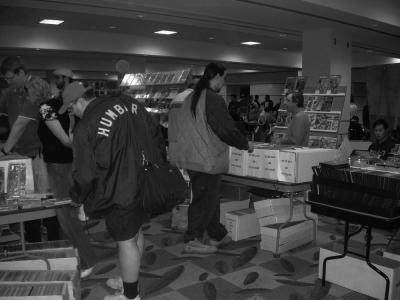 Students see comics drawn by amateurs and professionals. Students see comics drawn by amateurs and professionals.
