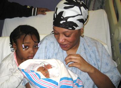 Reneé Thorpe (right) gave birth to her daughter Rihanna in the Highway 427<br />
and Dundas area Tuesday morning. Four-year old Redaina (left) accompanies her mom and new sister Reneé Thorpe (right) gave birth to her daughter Rihanna in the Highway 427<br />
and Dundas area Tuesday morning. Four-year old Redaina (left) accompanies her mom and new sister